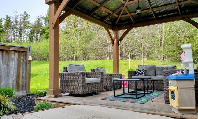 Doon South Casa | 3 Bedroom/2.5 Bath, Townhome in Doon Kitchener With Great Outdoors