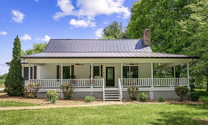 McMinnville Casa | 3 bedroom, 2.5 bath house close to local entertainment.