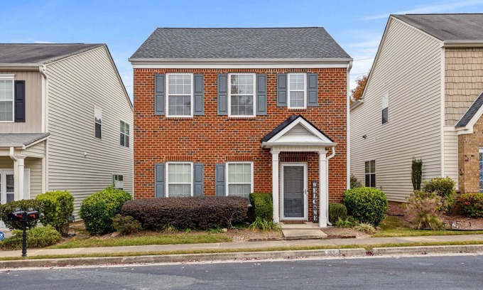 Southwestern Casa | 3-bedroom 2.5-bathroom house in Atlanta w/ Office space and High-Speed Wifi.