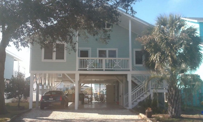 Ocean Isle Beach Cabaña | Hermosa cabaña con muelle y paseo rápido a la playa / restaurantes