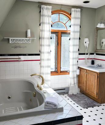 Bar Harbor Casa | 3 Bedroom 2 Bath Carriage House (Pet Friendly)