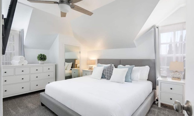 Golden Hill Casa | 3 Bedroom 2 Bath House with Parking - 10 Guests