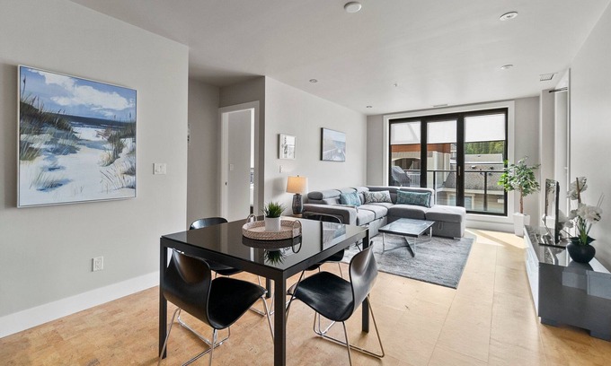 Sicamous Condominio | 3 bedroom, 2 bathroom condo on Mara Lake with Pool and Boat Slip
