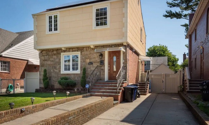 Queens Casa | 3-bedroom, 2 Bathroom house w/ Backyard, BBQ, & Laundry