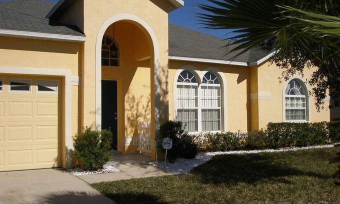 Crescent Lakes Villa | Villa de lujo de 3 dormitorios, 2 baños, vista al lago
