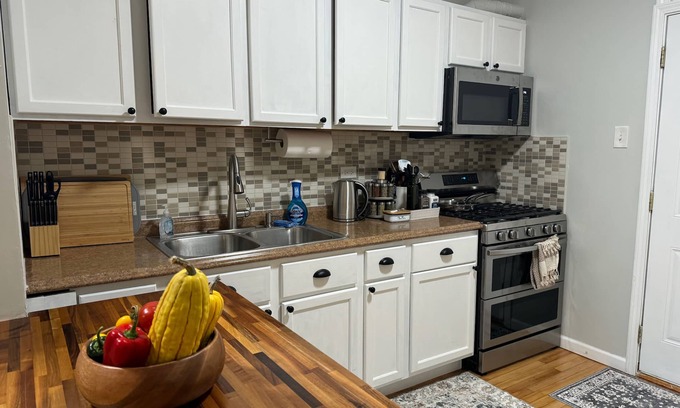 Skokie Apartamento | 3-Bedroom 2-Car Driveway Skokie Place near Evanston/Chicago area