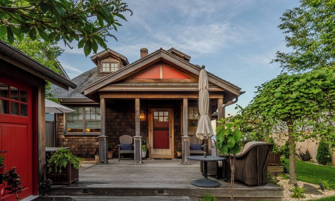 North Kingstown Casa | 3 bedroom, 2 full bathroom water view and ocean front property. Outdoor kitchen and lounge chairs.