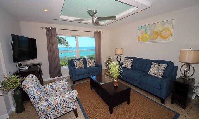 Longboat Key Condominio | 3-bedroom, 3 bath condo in beautiful Longboat Key. Beachfront views w/ pool.
