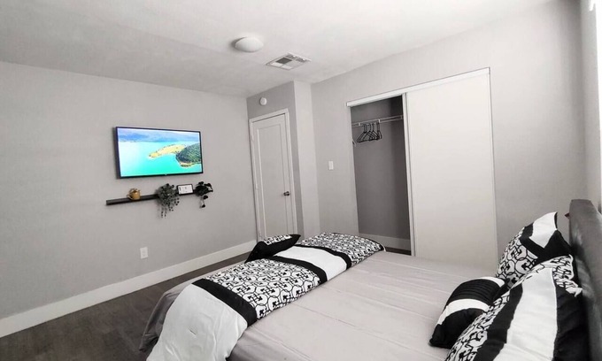 Las Vegas Casa | 3 Bedroom/3 Bathroom Home w/ Parking, Wifi, Washer