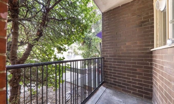 St. Kilda East Apartamento | 3 Bedroom 60s Retro by Alma Park