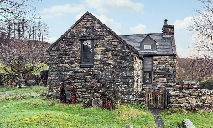 Penrhyndeudraeth Cabaña | Surrounded by stunning views set perfectly with coast and mountains on your doorstep.