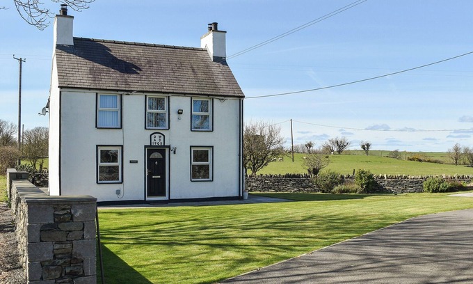Llanddeusant Cabaña | A detached picture-perfect cottage, only 1½ miles from the quaint village of Cemaes.