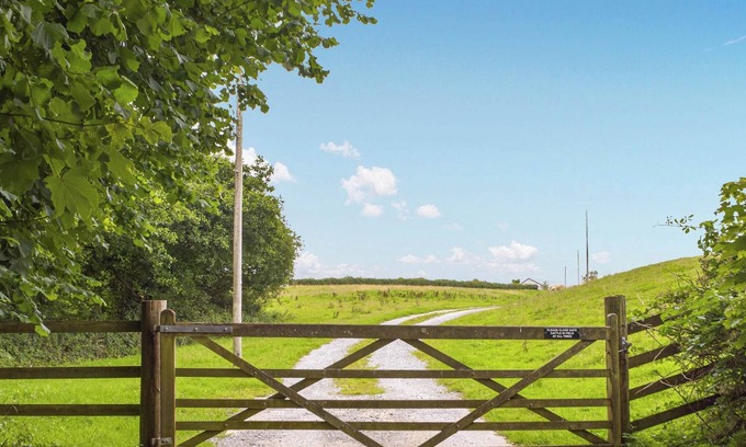 Carmarthen Cabaña | 3 bedroom accommodation in Meidrim, near Carmarthen