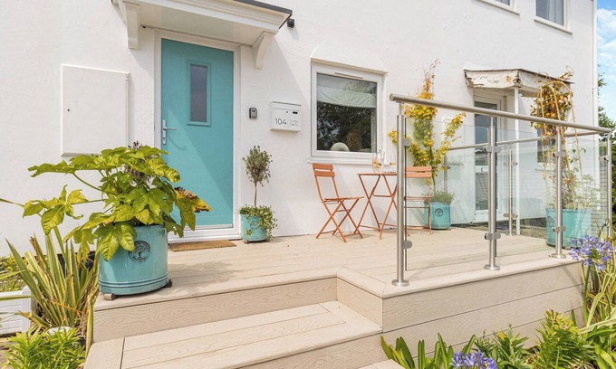 Abersoch Cabaña | This cottage exudes charm, Immaculate interiors, tasteful décor, and comfy furnishings.
