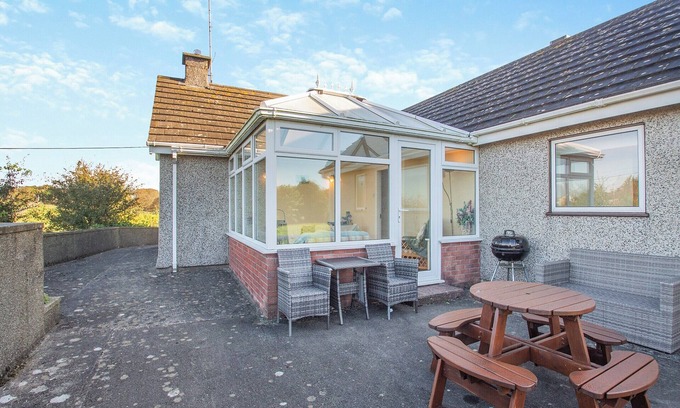 Llanfachraeth Cabaña | Situated with surrounding countryside views in a peaceful area, a welcoming cottage awaits.