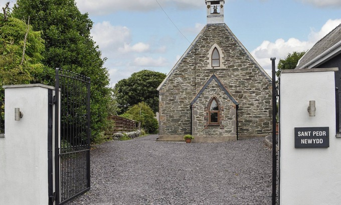 Amlwch Cabaña | A wonderful opportunity to stay in a beautifully converted chapel.