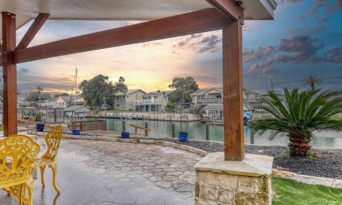 Palm Harbor Casa | Canal, muelle privado, cubierta grande, fuera de Estes Flats y Aransas Bay ... ¡Excelente pesca!