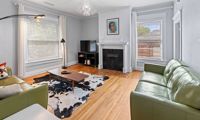 Central Gardens Casa | 3-bedroom Annesdale Duplex #2 - 5 mins to Medical District! Sleeps 5