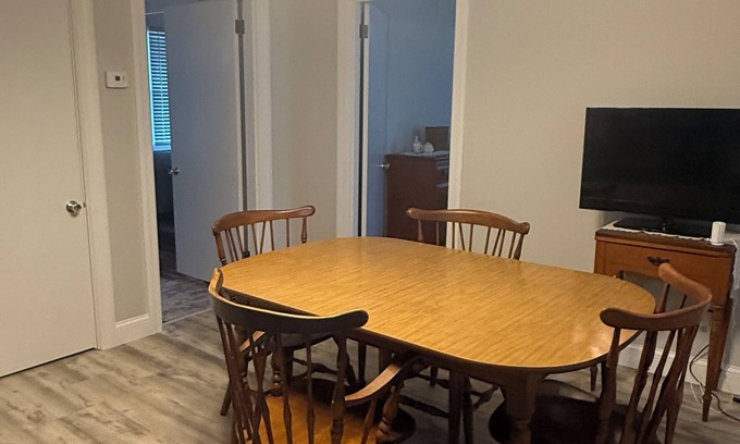 North Providence Apartamento | 3-bedroom apartment in peaceful North Providence with WiFi