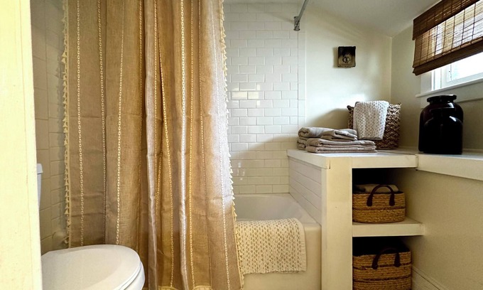 Traverse City Apartamento | 3-bedroom Apartment in Charming Downtown Traverse City