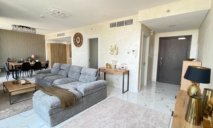 Al Raha Beach Apartamento | 3-bedroom apartment in charming Abu Dhabi with AC, WiFi, fitness room