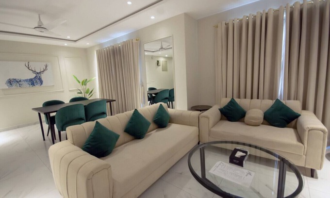 Lahore Apartamento | 3 Bedroom Apartment in Lahore close to MM Alam, Packages Mall