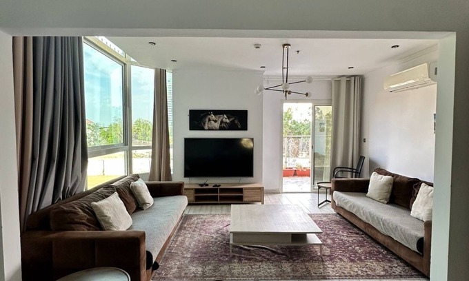 Ash Shati Apartamento | 3-bedroom apartment in terrific Jeddah with WiFi, fitness room, AC