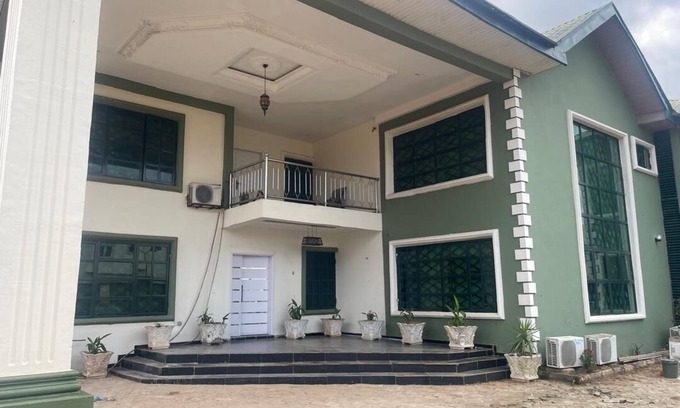 Benin City Apartamento | 3-bedroom apartment in amazing Benin City with AC, fitness room & swimming pool