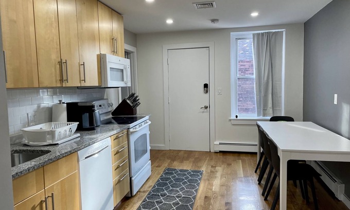 Central Square Apartamento | 3 Bedroom Apt in Central Cambridge, walk to Harvard/MIT, in-unit laundry & A/C