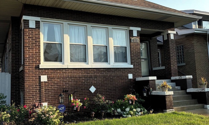 Cragin Apartamento | 3-bedroom apt .on North Side! Great location between downtown and the airport.