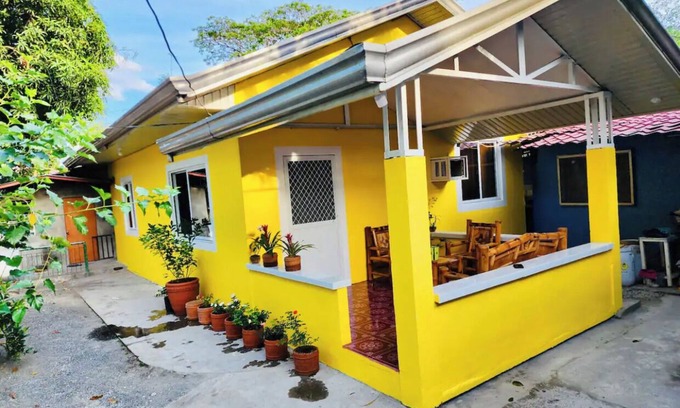 Castillejos Casa | 3-bedroom bungalow in amazing Castillejos with WiFi, AC, netflix in my 40inc tv