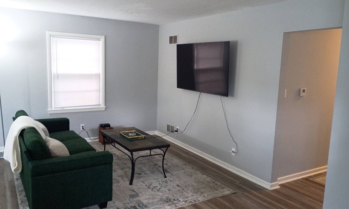Indianapolis Casa | 3-bedroom bungalow in charming SOBRO