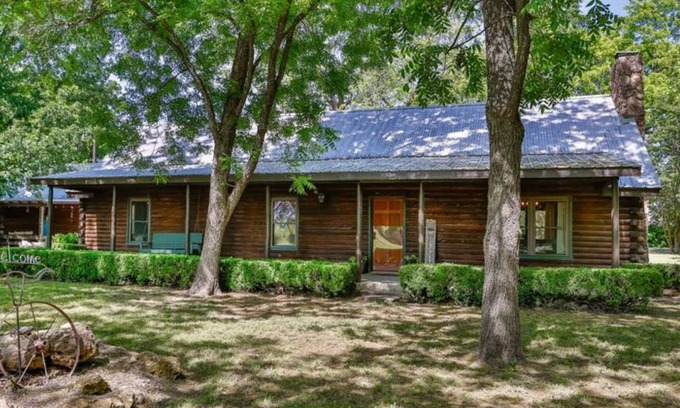 Valley View Cabina | 3-bedroom cabin in wonderful Valley View with hot tub! Sleeps 6!