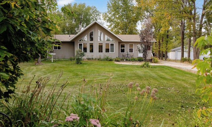 Saint Malo Casa | 3 Bedroom Cabin, minute walk from St Malo Lake, Beach & Provincial Park!