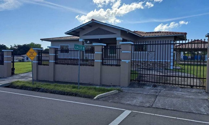 David Chalet De Esquí | 3-bedroom chalet in delightful David with WiFi, AC, hot shower - secure location