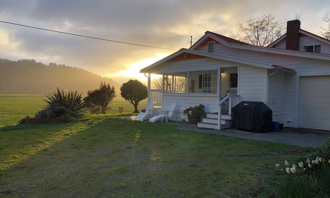 Orick Casa | 🌲3-Bedroom Coastal Farmhouse, BBQ, Games, Bikes - modern touch meets farmhouse decor 🏡🐄