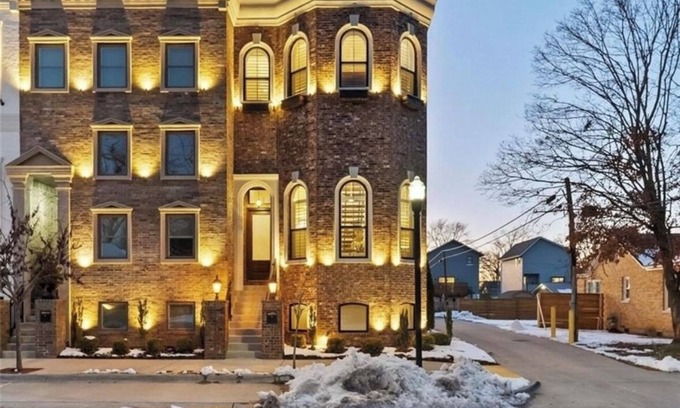 Downtown Condominio | 3-bedroom condo in downtown Bentonville. Walking distance to restaurants!