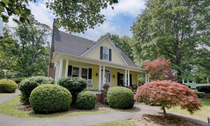 Valley Springs Casa | Spend Summer in Hot Springs! 3 Bedroom Cottage in the Heart of Hot Springs