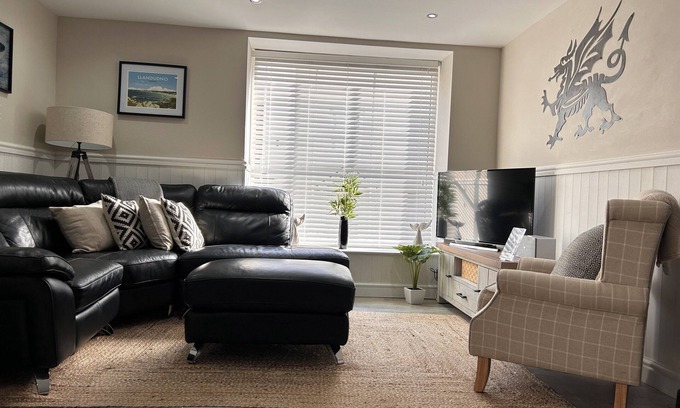 Conwy Casa | 3 Bedroom Cottage in the Heart of Conwy Parking Sleeps 4