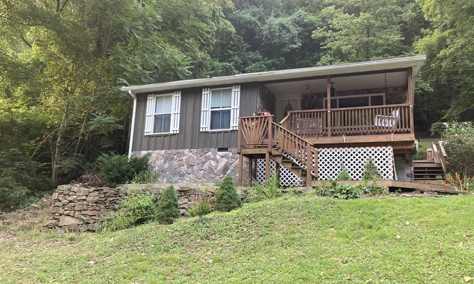 Prince Cabaña | 3 Bedroom Cottage with riverfront in New River Gorge