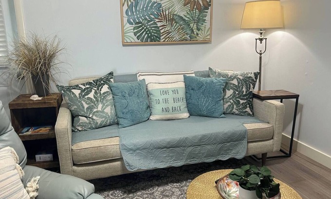 Tropic Cabaña | 3-bedroom Cozy cottage in Eau Gallie District, POOL,Pickleball/basketball courts