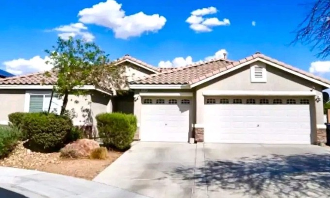 North Las Vegas Casa | 3 Bedroom Desert Oasis