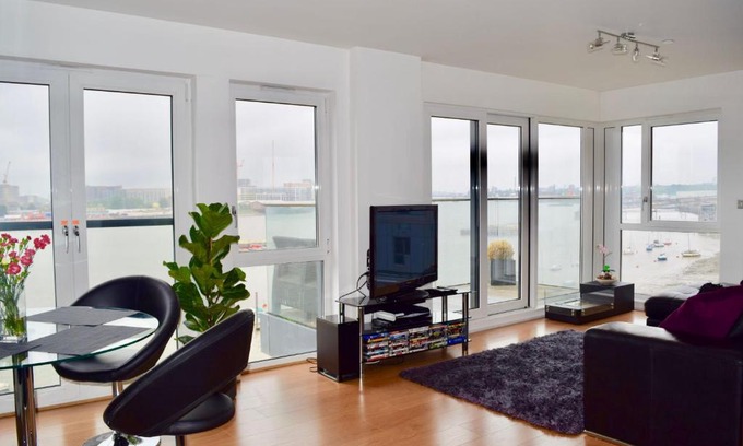 Peninsula Apartamento | 3 Bedroom Dual-Aspect Flat With River Views