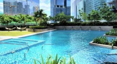 Bonifacio Global City Casa | 3 Bedroom Executive Suite Room with Excellent View of the City Skyline
