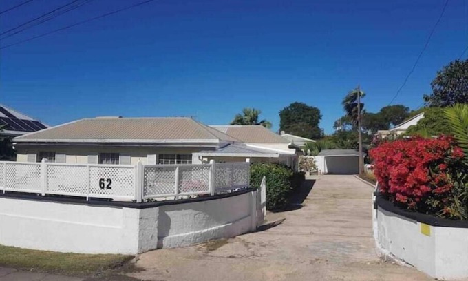 Marine Gardens Casa | 3 Bedroom Family Cottage 5 mins walk to beach and all amenities