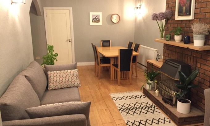 Haroldʼs Cross Casa | 3 Bedroom Family Home in Residential Area Near Centre