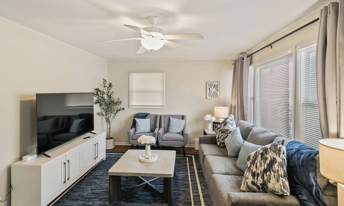 Waukegan Casa | 3 Bedroom Home Centrally Located