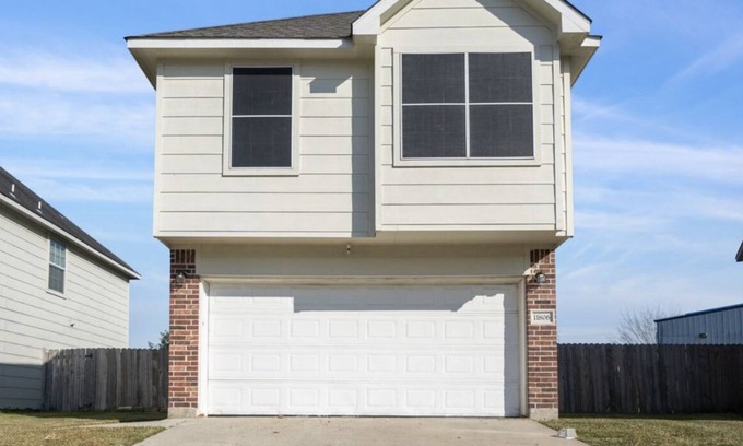 FM 1960 Casa | 3 bedroom home close to downtown Houston, IAH, woodlands.