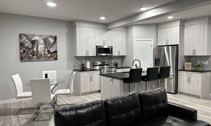 Northeast Edmonton Casa | 3 Bedroom Home - Entire Main and Top Floor