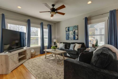 Radnor Casa | 3 Bedroom Home- HUGE yard for pets 4 miles to Broadway
